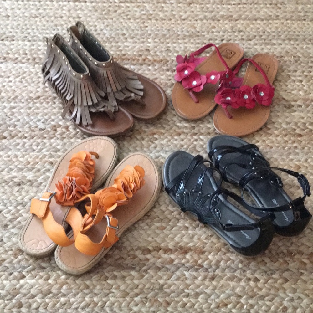 Lot of 4 girls sandals . All in good condition
